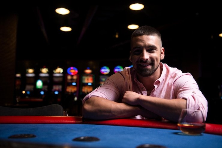 erek2 12 platform interface showing football betting, live dealer, and slot games on mobile device