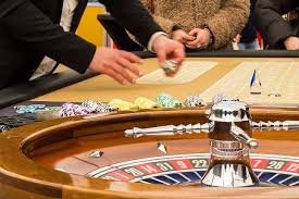 erek2 12 mobile app interface showing betting markets and live dealer games